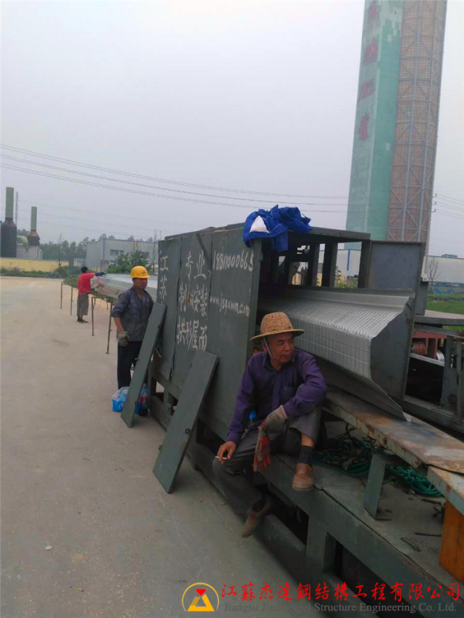 鹽城市便倉(cāng)糧庫人員出拱形屋頂瓦